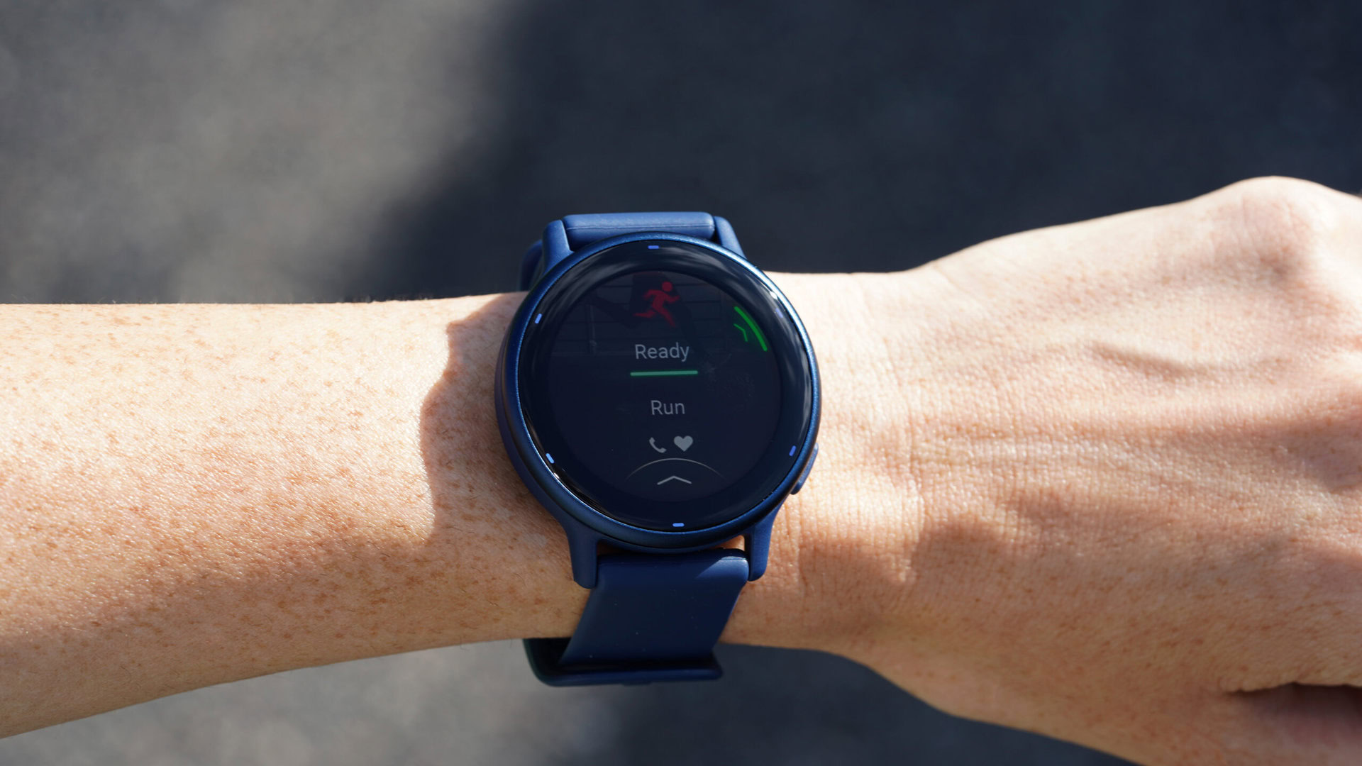 A Garmin Vivoactive 5 user starts a run on their device.