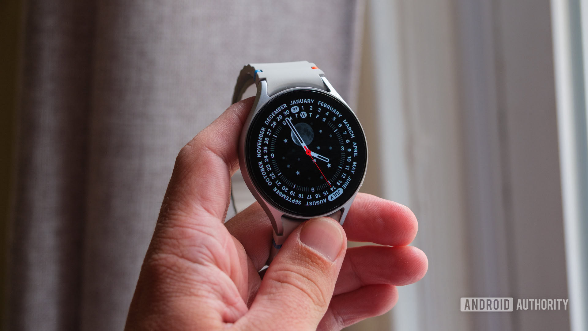 Samsung Galaxy Watch 7 in hand Samsung Galaxy Watch 7 in hand