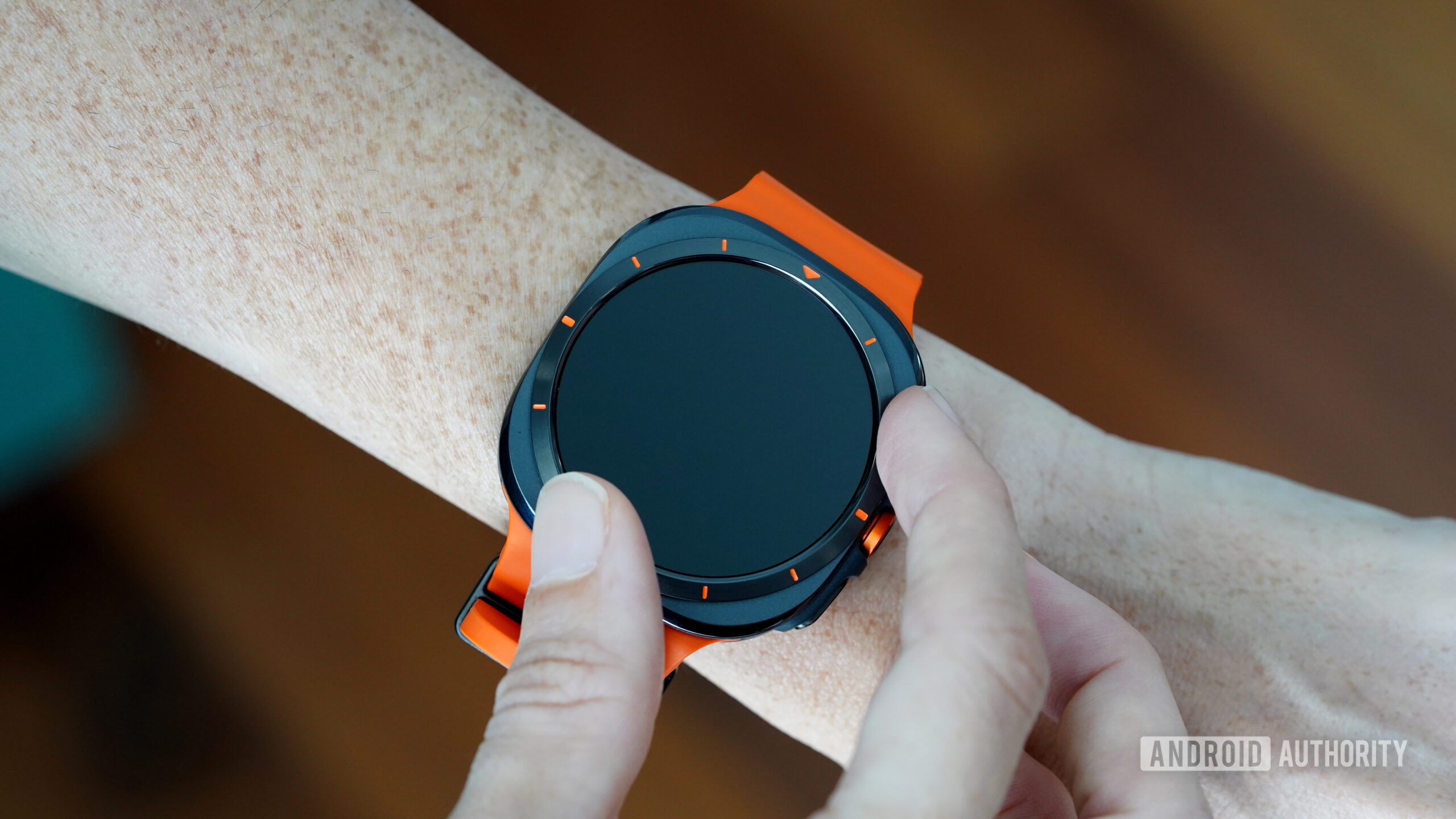 Samsung Galaxy Watch Ultra Stationary Bezel A user attempts to spin the stationary bezel on their Samsung Galaxy Watch Ultra.